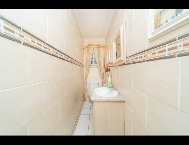 5 BEDROOM FREEHOLD FOR SALE IN COVE ROCK